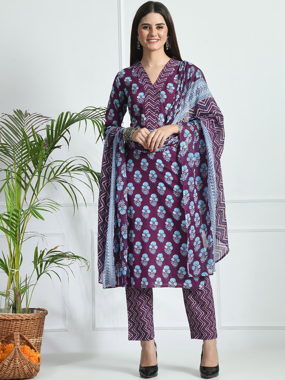 

DERAIL Women Floral Printed Regular Pure Cotton Kurta with Trousers & With Dupatta, Purple