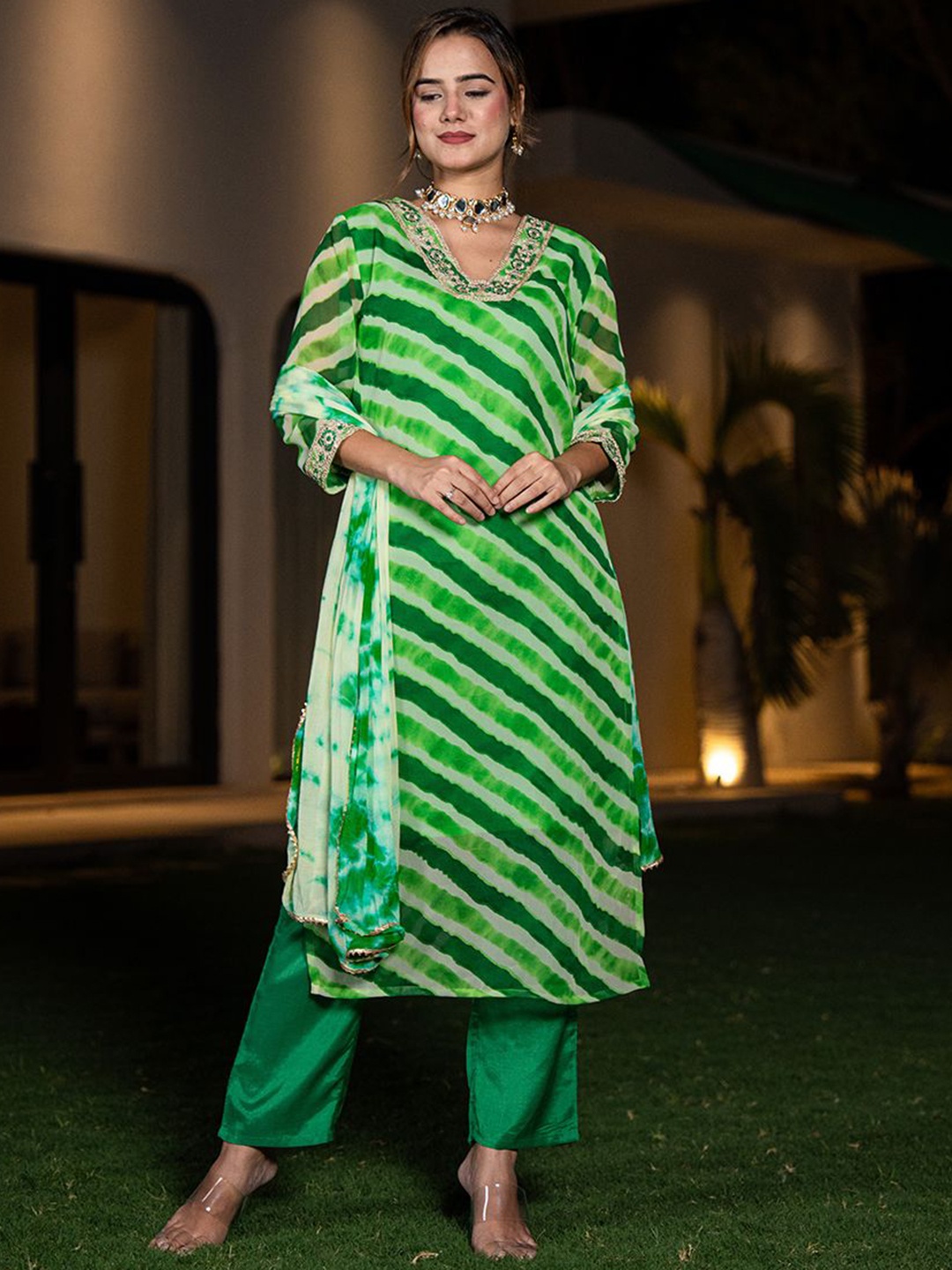 

Yufta Women Leheriya Printed Regular Thread Work Kurta with Trousers & With Dupatta, Green