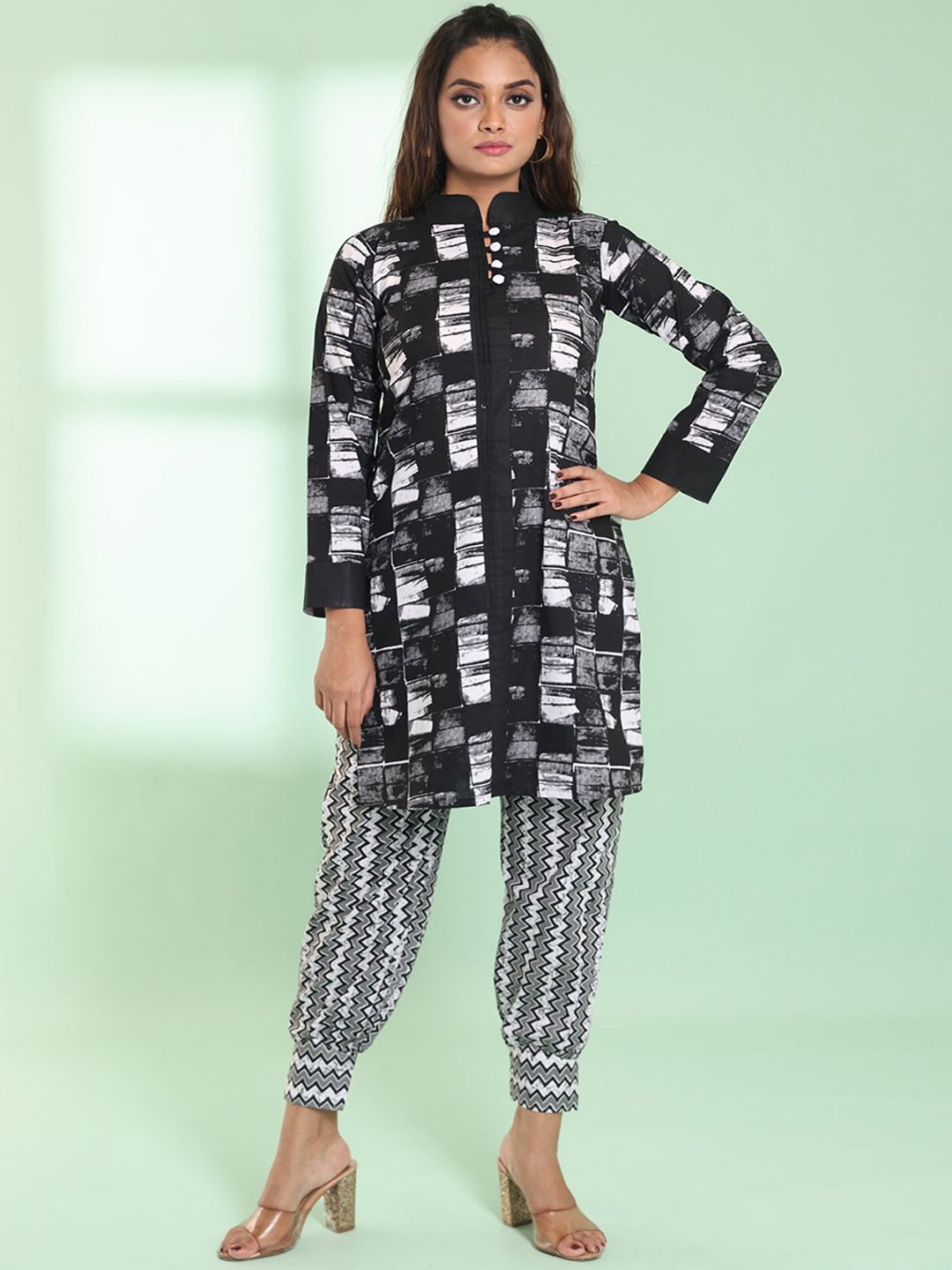 

Charukriti Women Geometric Thread Work Kurta, Black