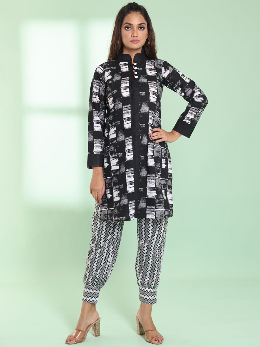 

Charukriti Women Geometric Thread Work Kurta, Black