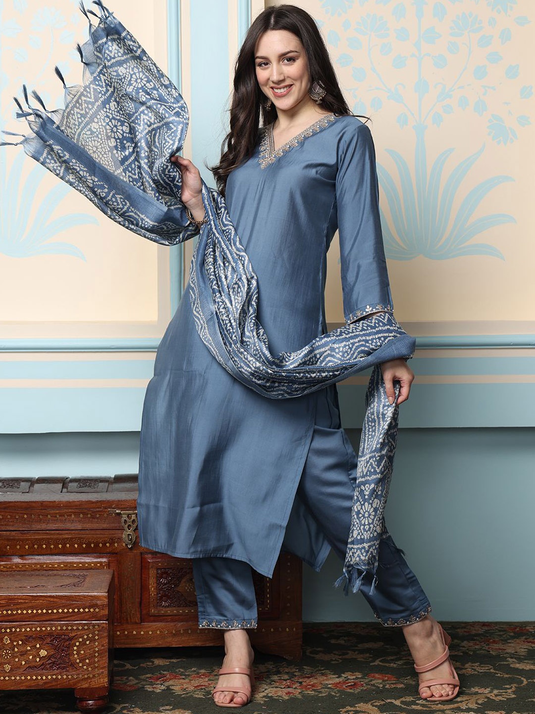 

Ishin Women Ethnic Motifs Embroidered Regular Kurta with Trousers & With Dupatta, Grey