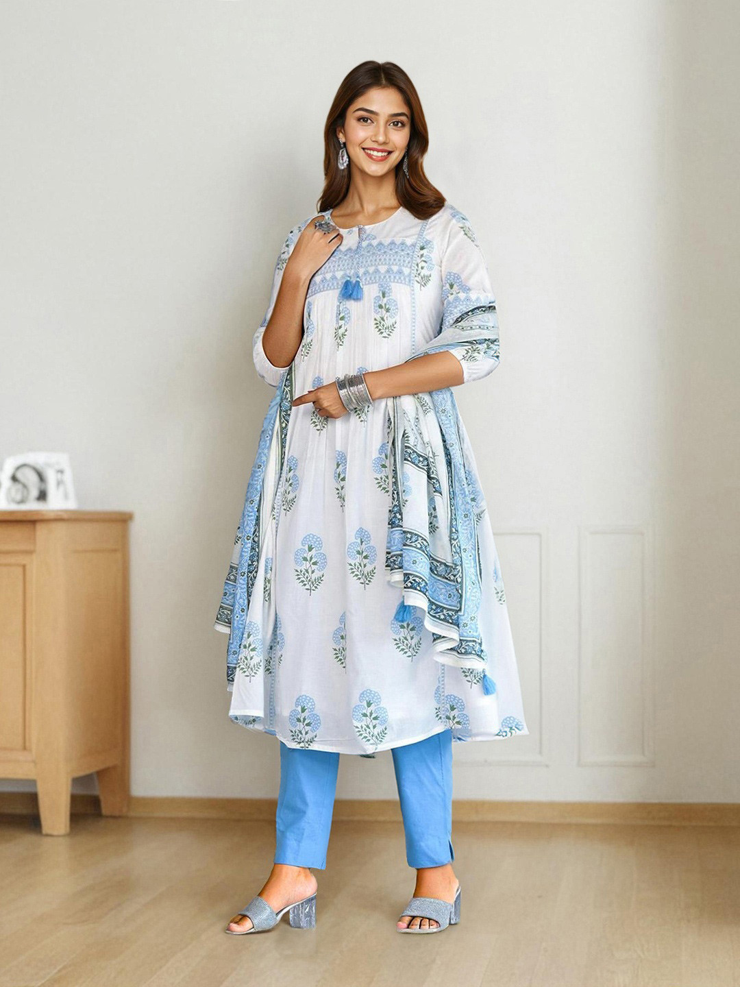 

Ishin Women Floral Printed Regular Pure Cotton Kurta with Trousers & With Dupatta, White