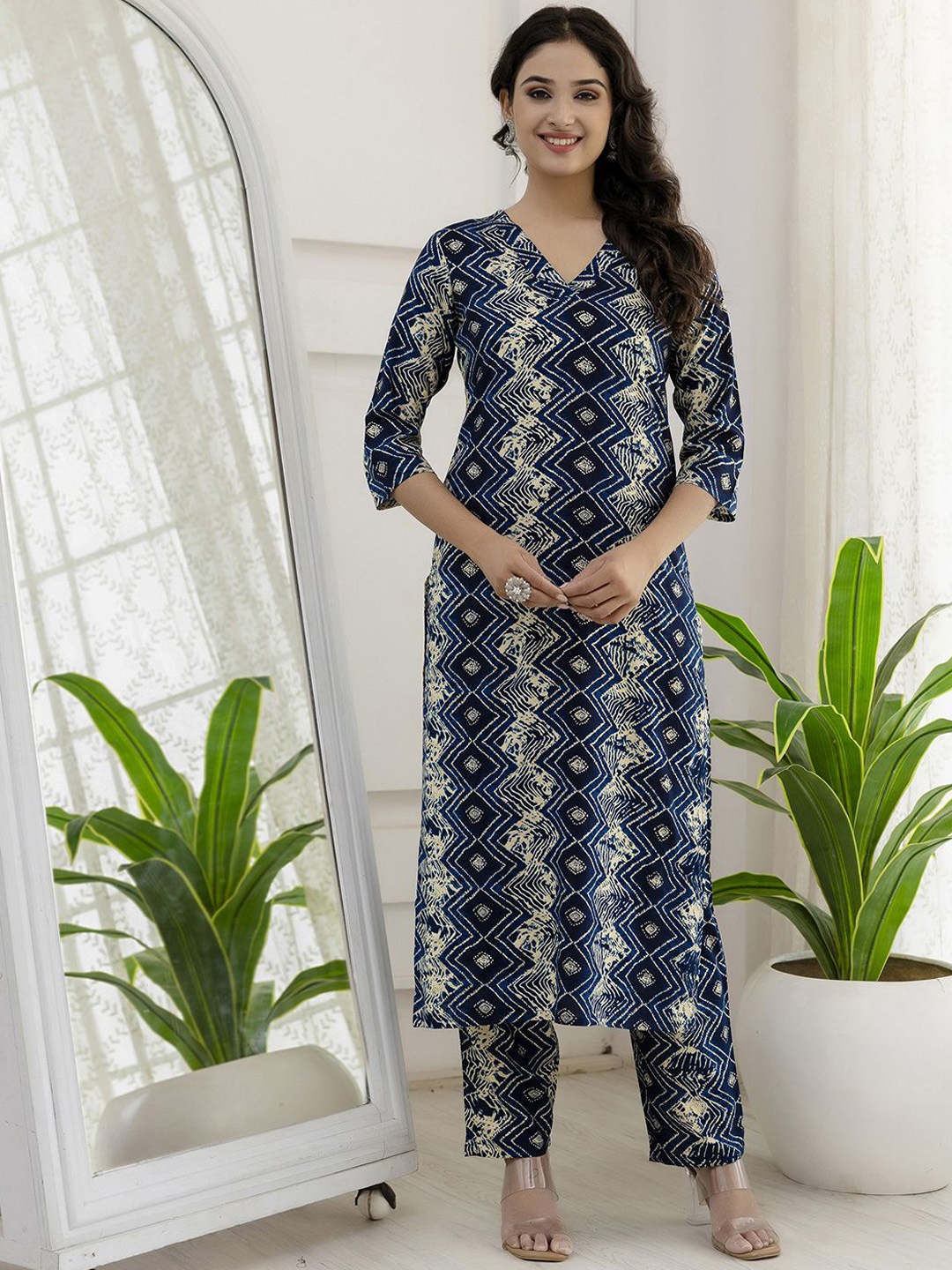 

Nayo Women Printed Regular Kurta with Trousers, Blue