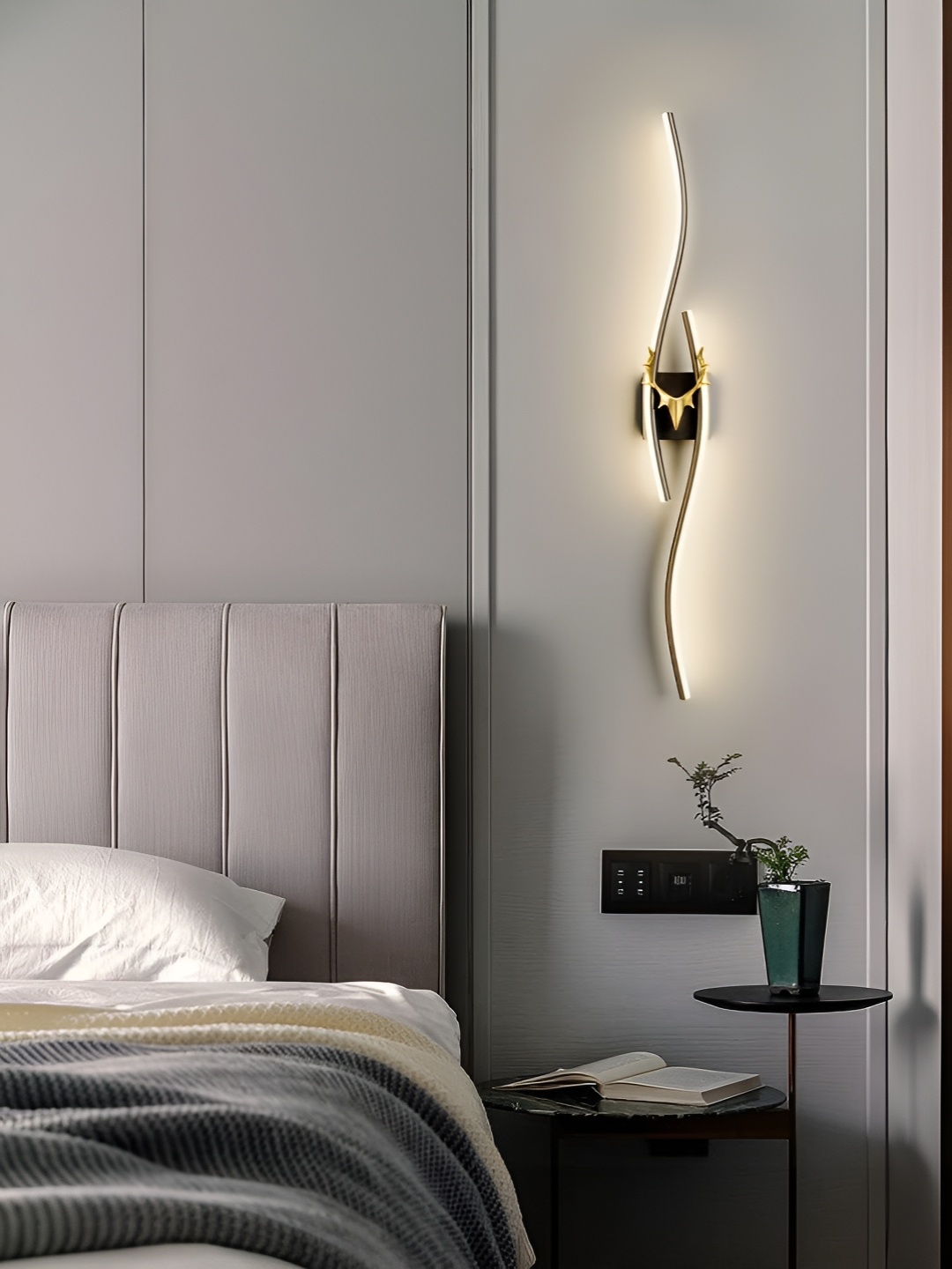 

Areezo Black Metal Contemporary Wall Lamp