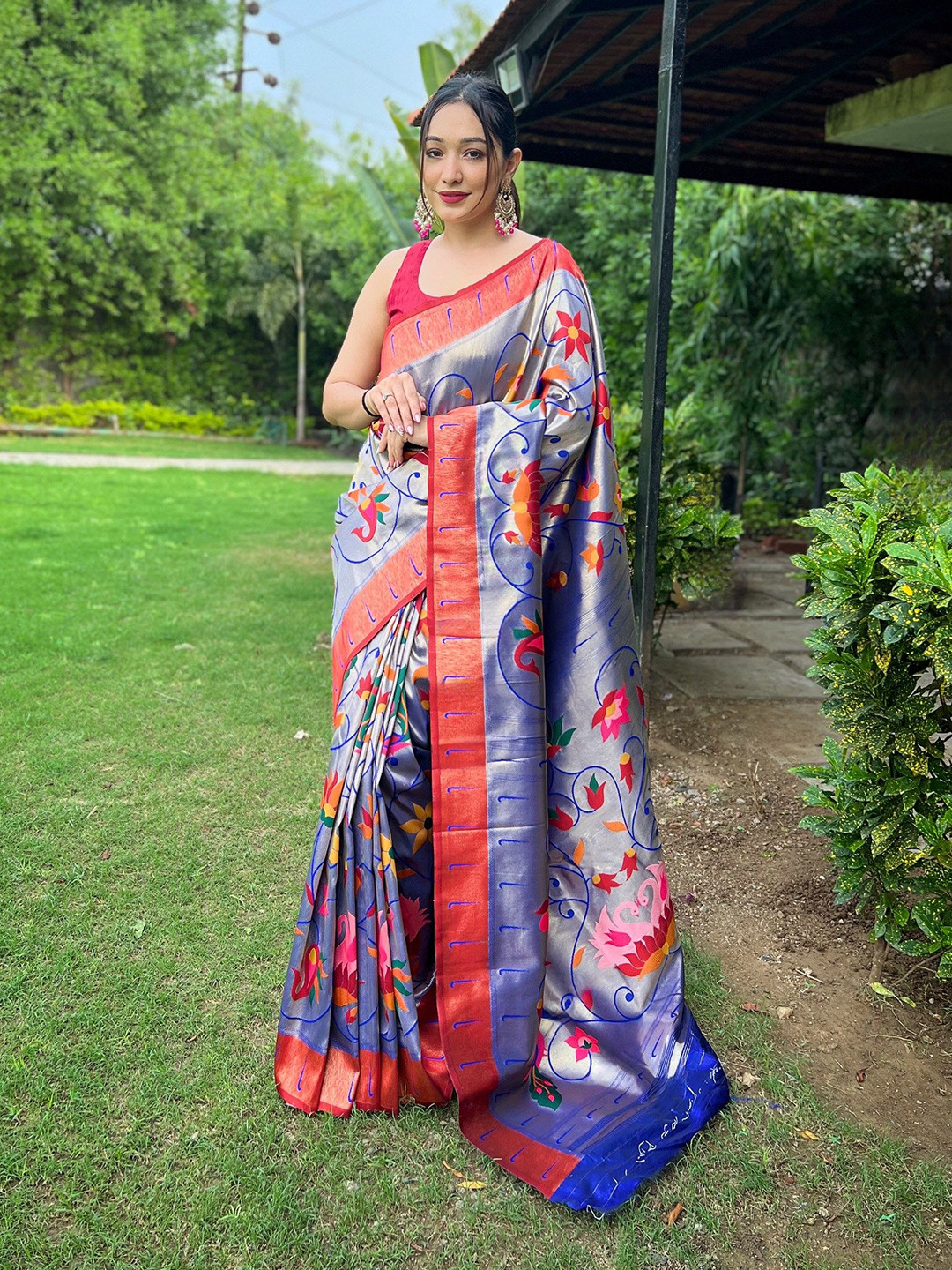

Munir Floral Zari Silk Blend Paithani Saree, Violet