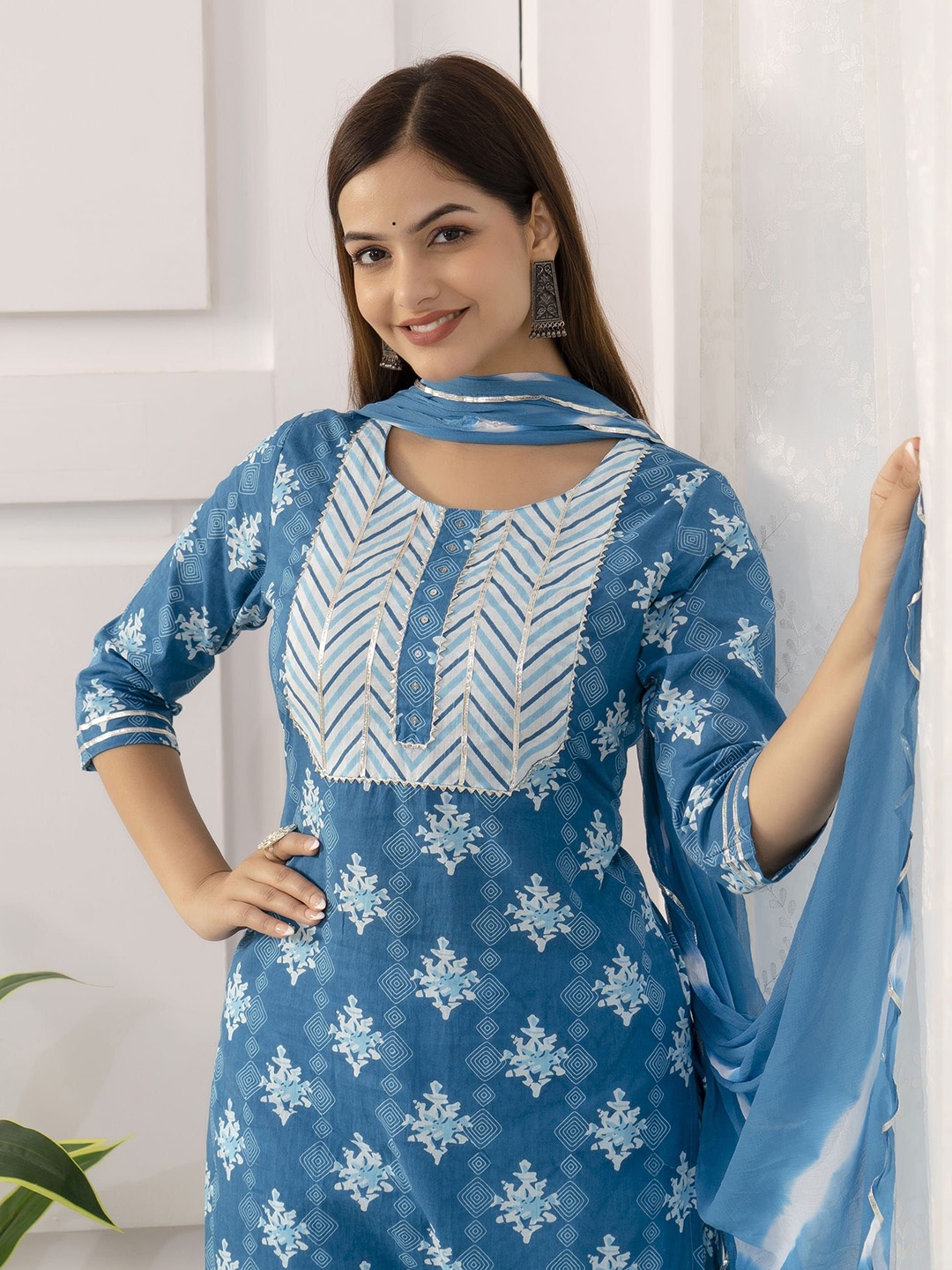 

RANGREAL Women Floral Printed Regular Gotta Patti Pure Cotton Kurta with Pyjamas & With Dupatta, Blue