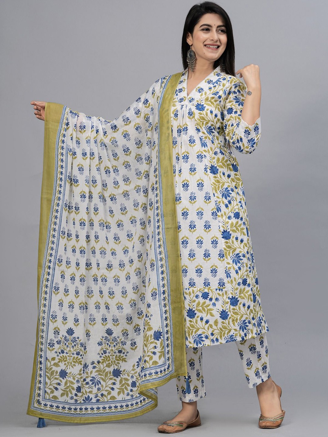 

FrionKandy Women Floral Printed Regular Mirror Work Pure Cotton Kurta with Trousers & With Dupatta, Green