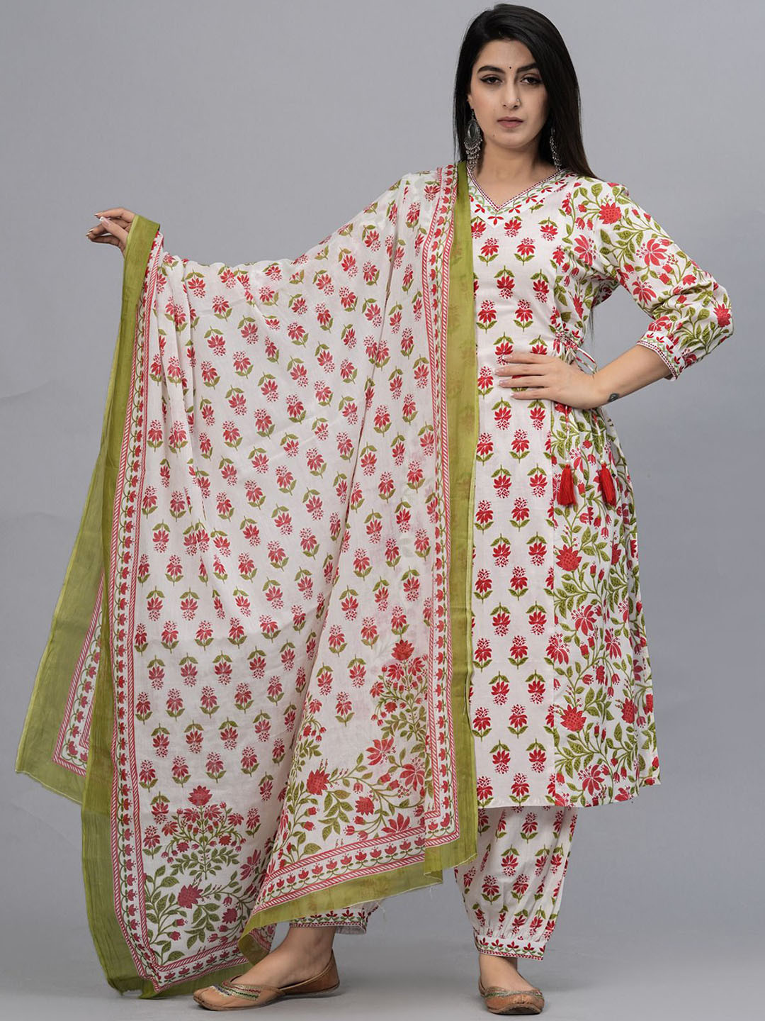 

FrionKandy Women Floral Printed Regular Thread Work Pure Cotton Kurta with Pyjamas & With Dupatta, Red