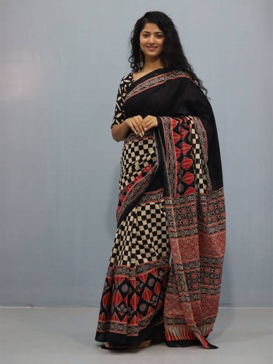 

JAIPURI PRINT Checked Pure Cotton Block Print Saree, Black