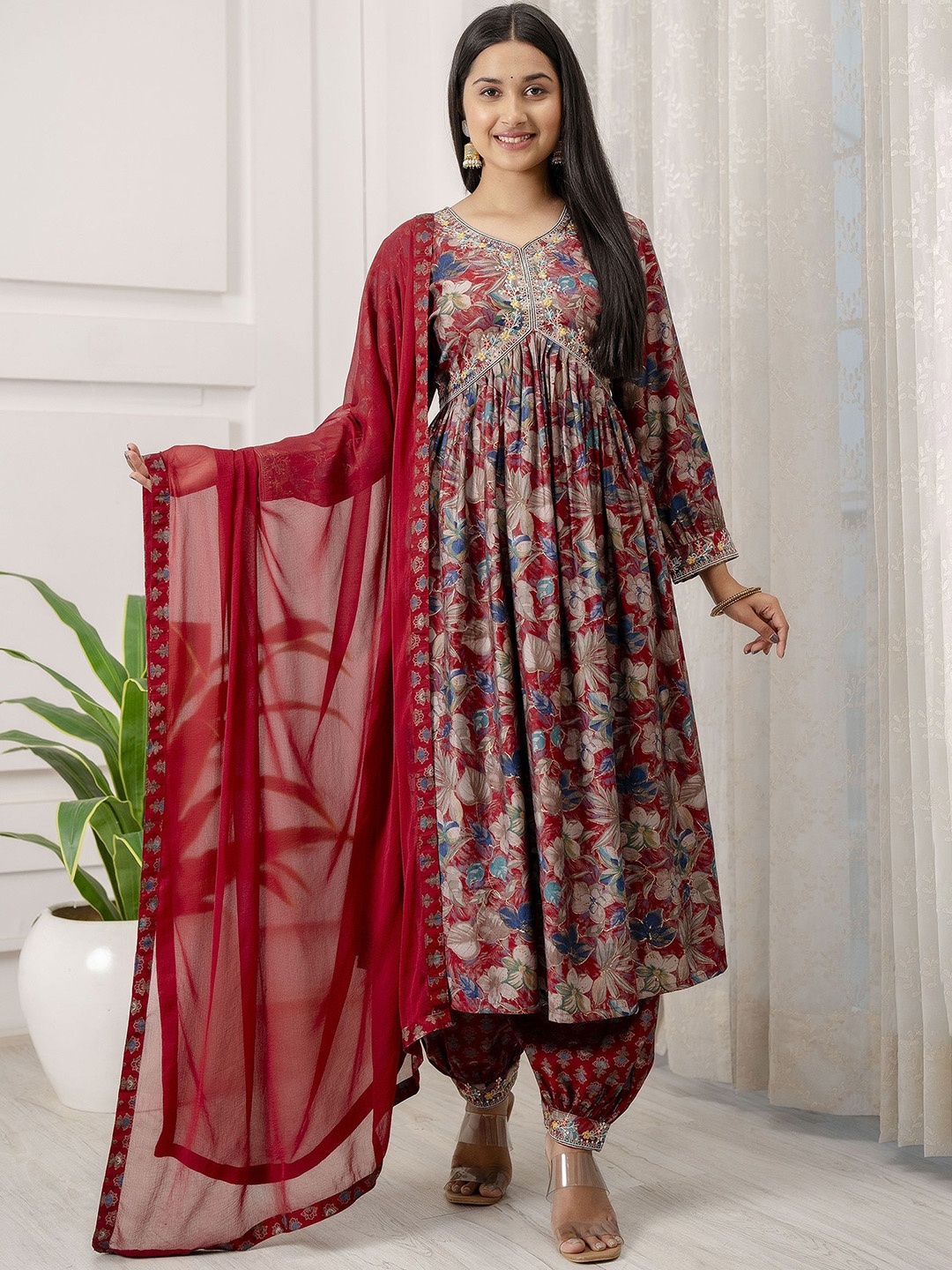 

Charu Women Floral Printed Empire Thread Work Kurta with Patiala & With Dupatta, Maroon