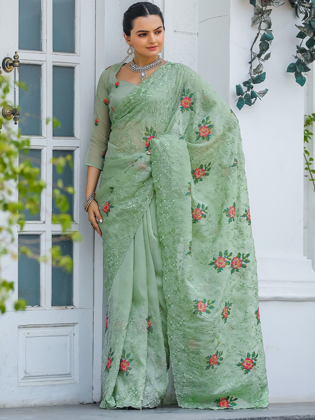 

Munir Floral Embroidered Silk Blend Saree, Green