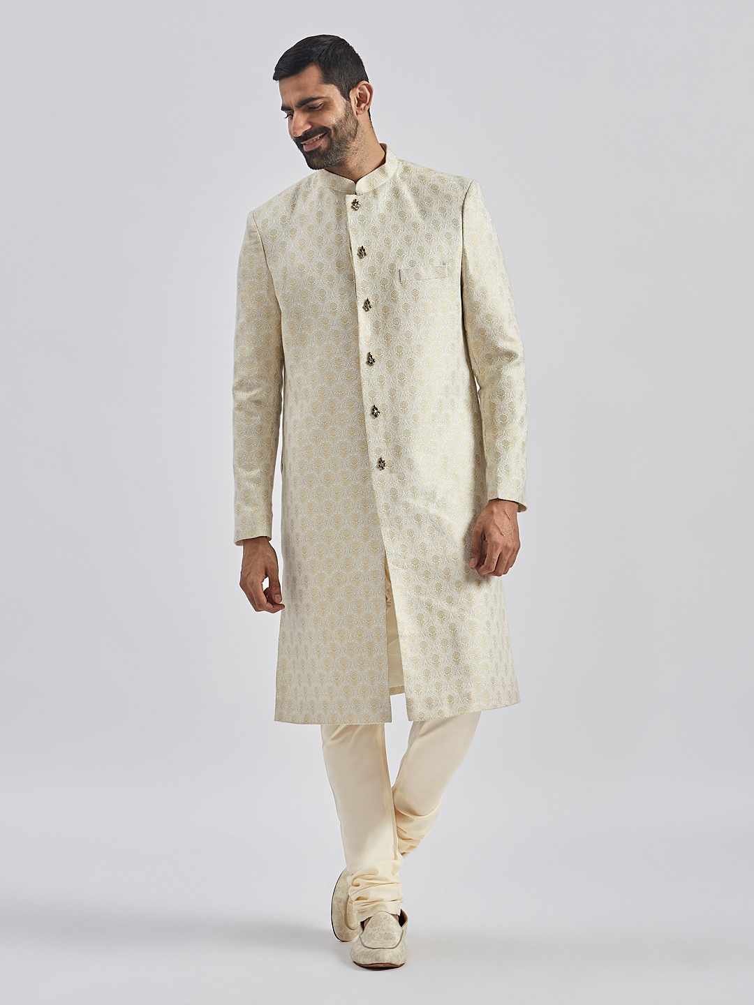 

VASTRAMAY Self-Design Sherwani Set, Gold