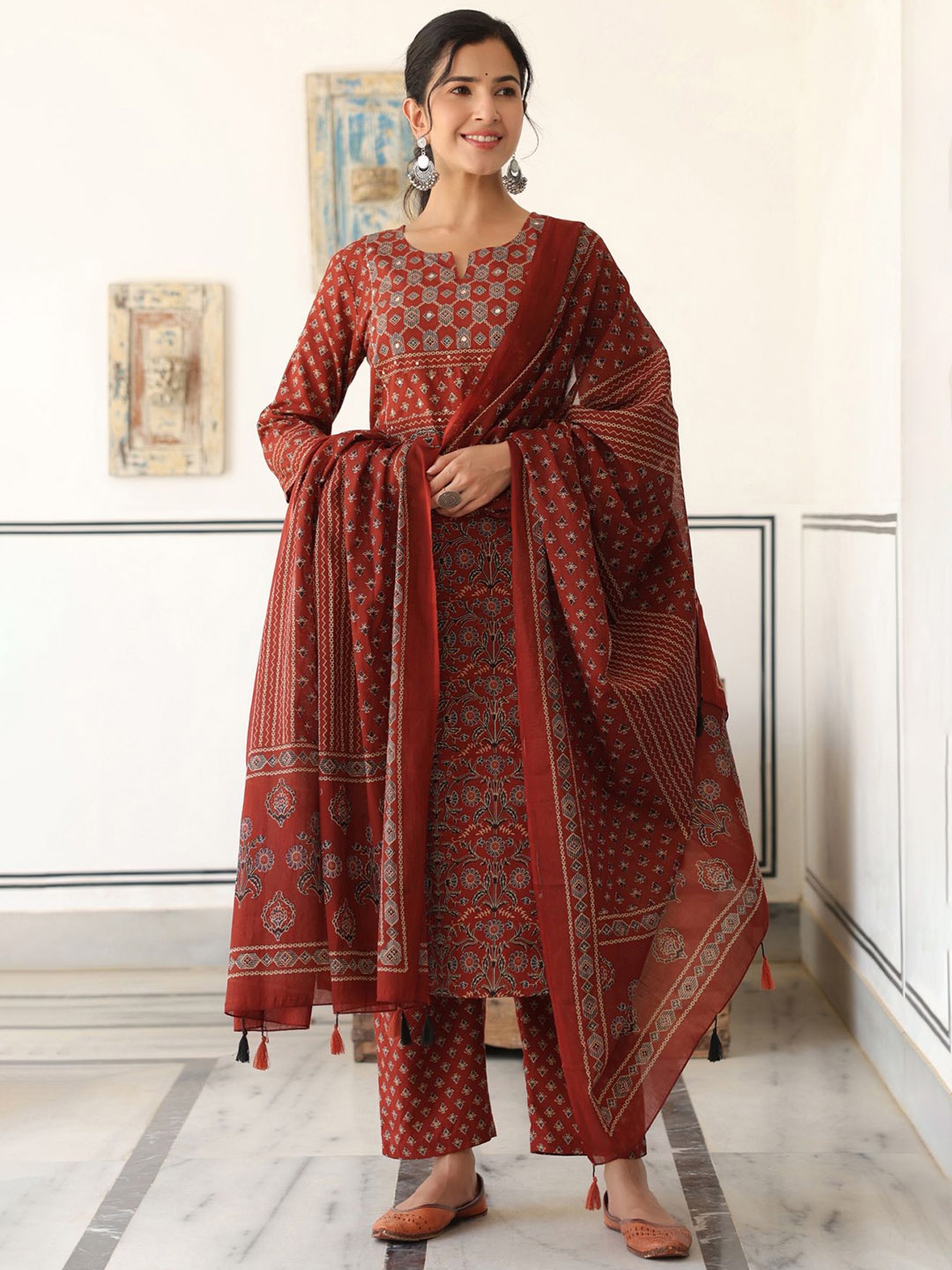 

PIROH Women Ethnic Motifs Printed Regular Pure Cotton Kurta with Trousers & With Dupatta, Maroon