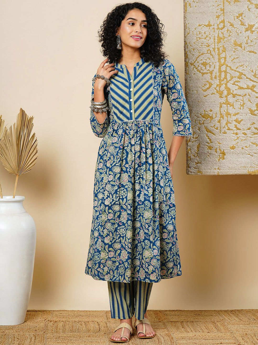 

Globus Women Floral Printed Pleated Pure Cotton Kurta with Trousers, Blue