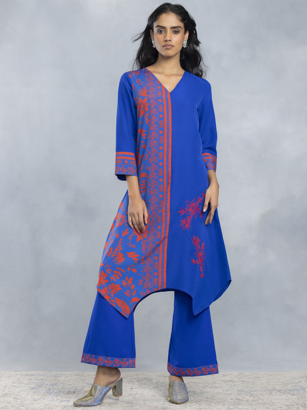 

SHAYE Women Geometric Embroidered Mirror Work Floral Crepe Kurta, Blue