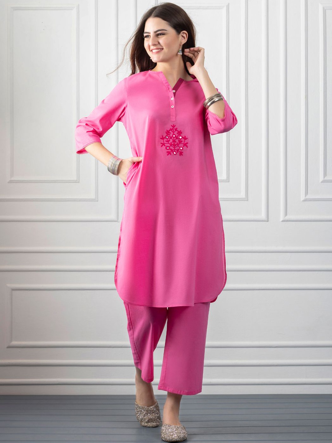 

SHAYE Women Thread Work Kurta, Pink