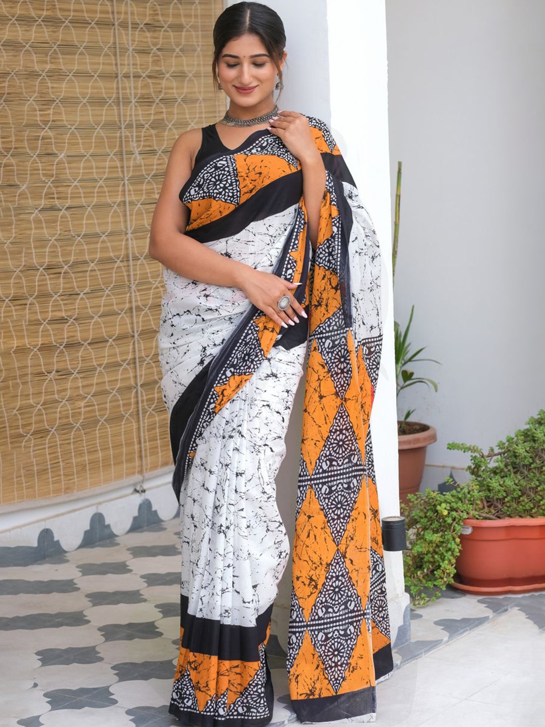 

JAIPURI PRINT Batik Pure Cotton Block Print Saree, White