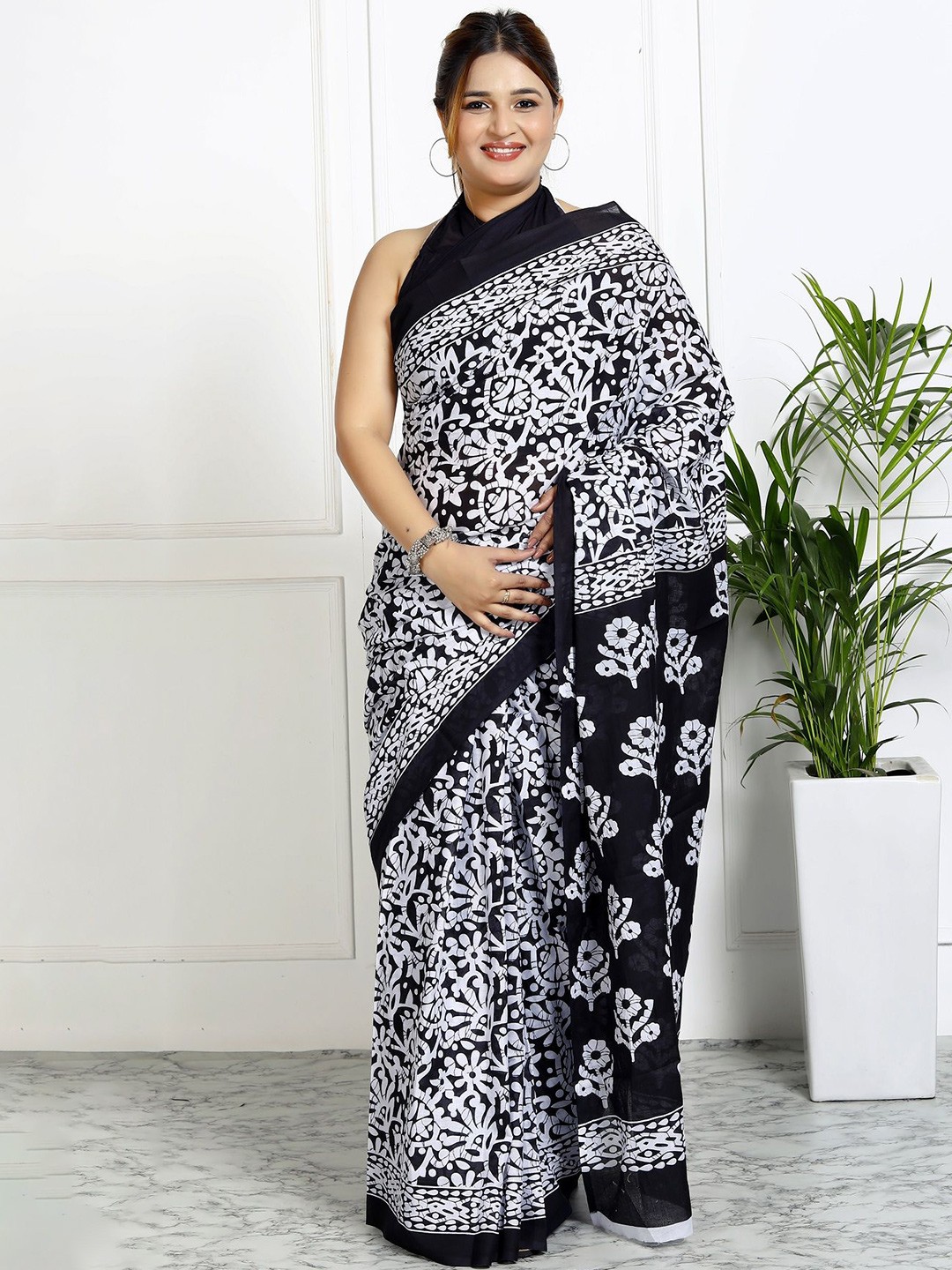 

JAIPURI PRINT Floral Pure Cotton Block Print Saree, Navy blue