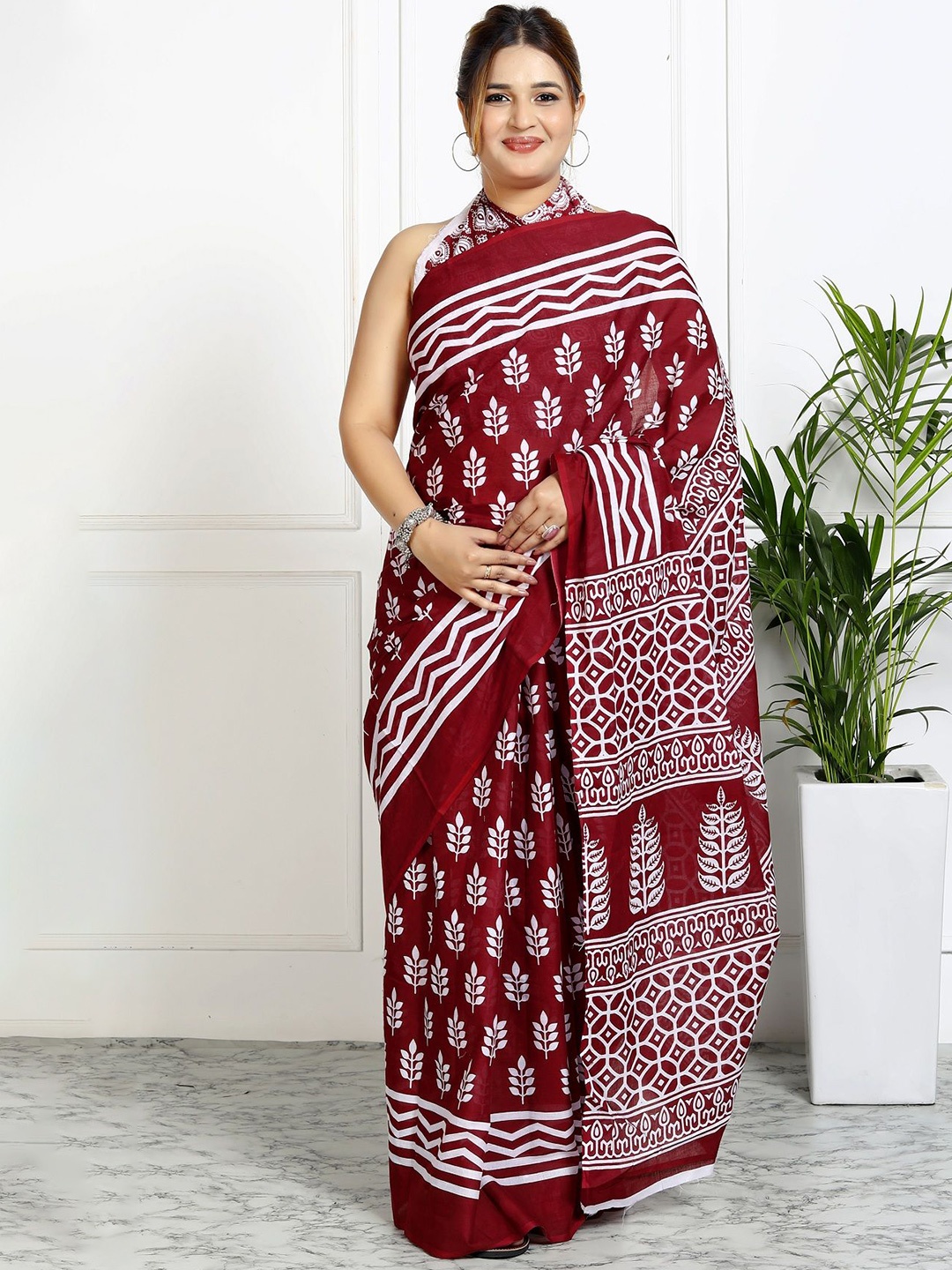 

JAIPURI PRINT Floral Pure Cotton Block Print Saree, Maroon