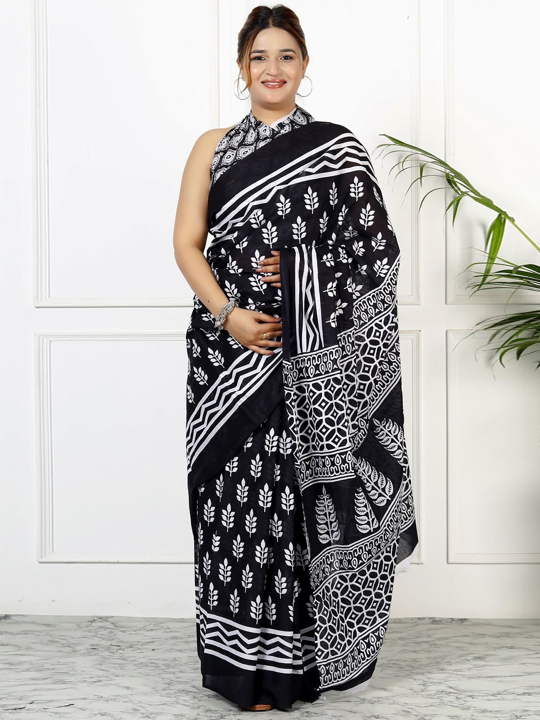 

JAIPURI PRINT Floral Pure Cotton Block Print Saree, Black