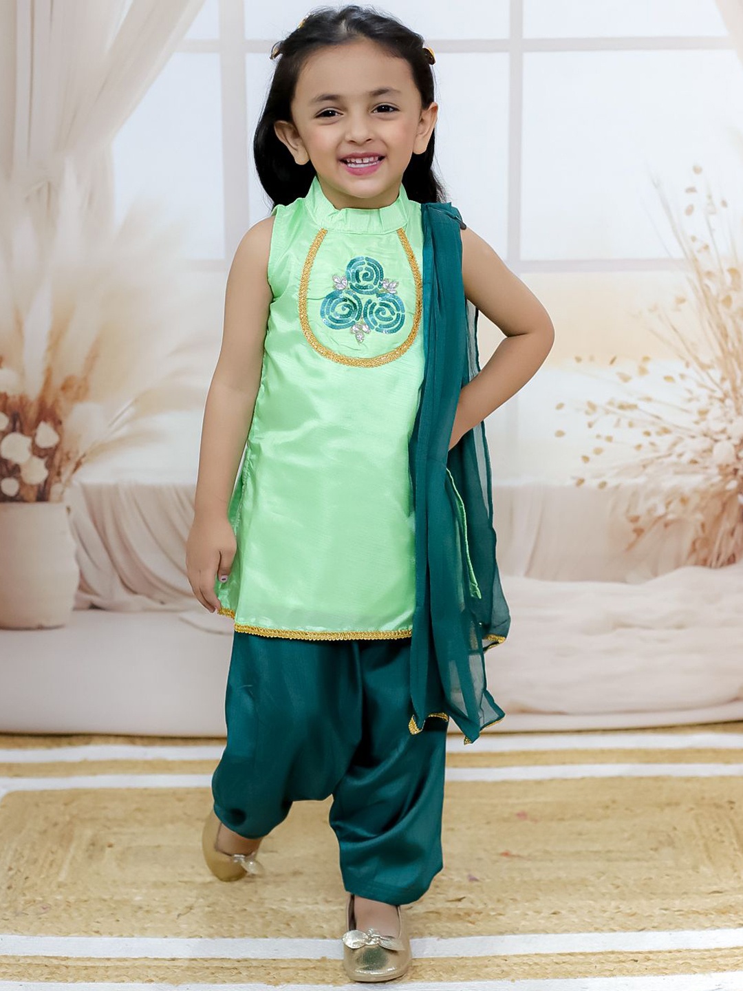

BownBee Girls Floral Embroidered Regular Thread Work Kurta with Salwar & With Dupatta, Green