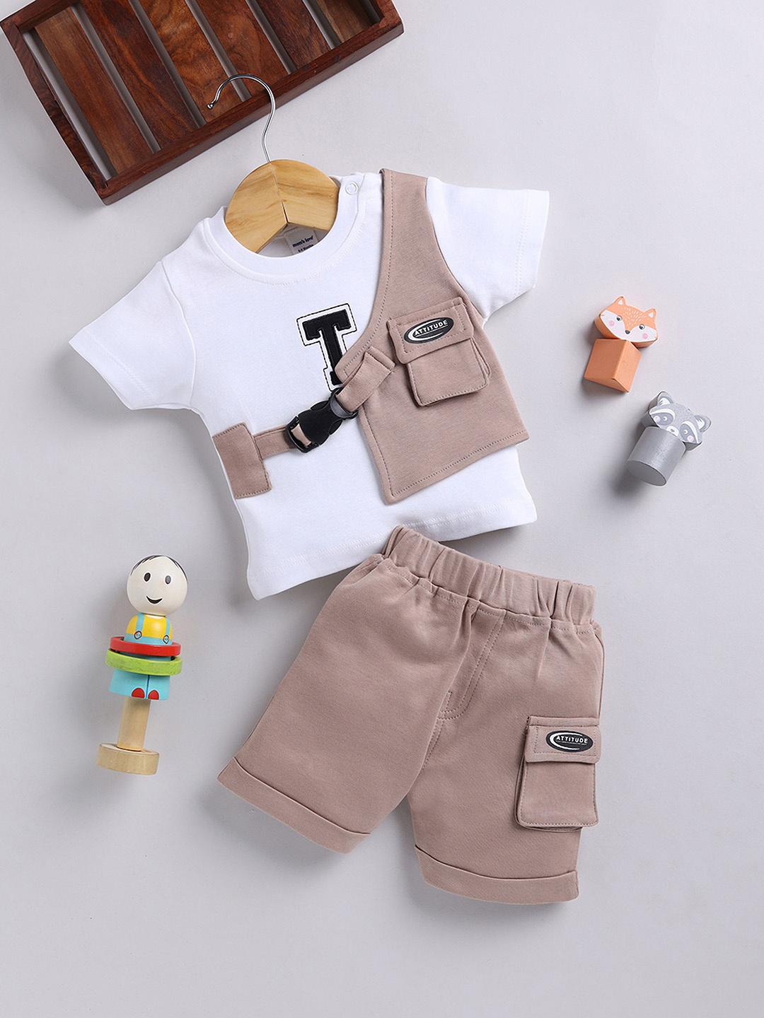 

Moms Love Infant Boys Pure Cotton Colourblocked T-shirt with Shorts, White