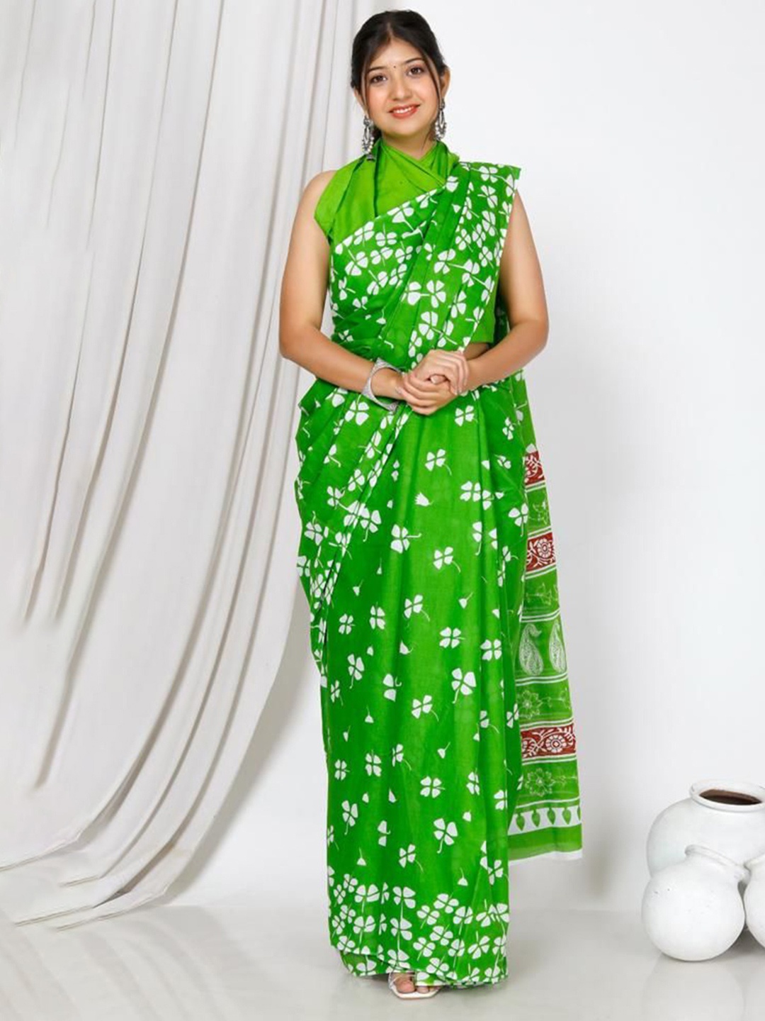 

JAIPURI PRINT Floral Pure Cotton Bagru Saree, Green