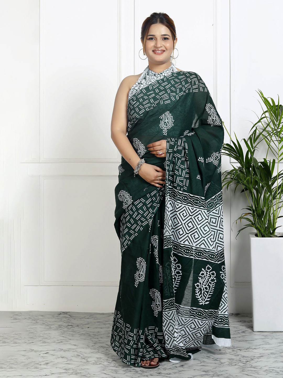 

JAIPURI PRINT Floral Pure Cotton Bandhani Saree, Green