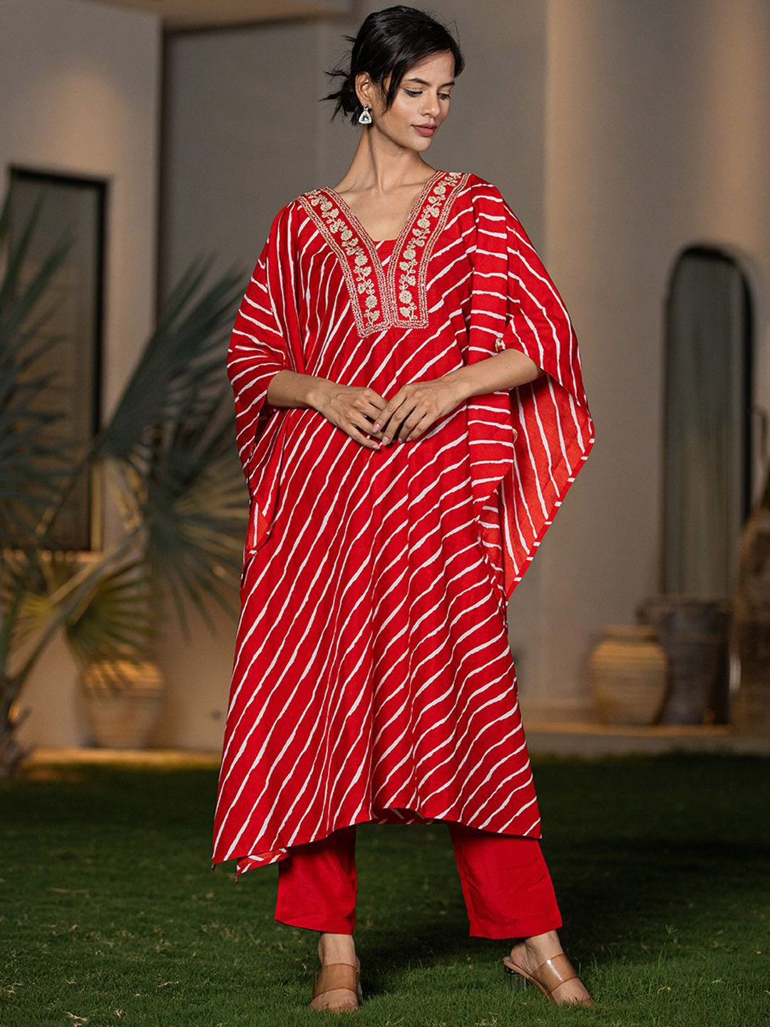 

Yufta Women Leheriya Printed Regular Thread Work Kurta with Trousers, Red