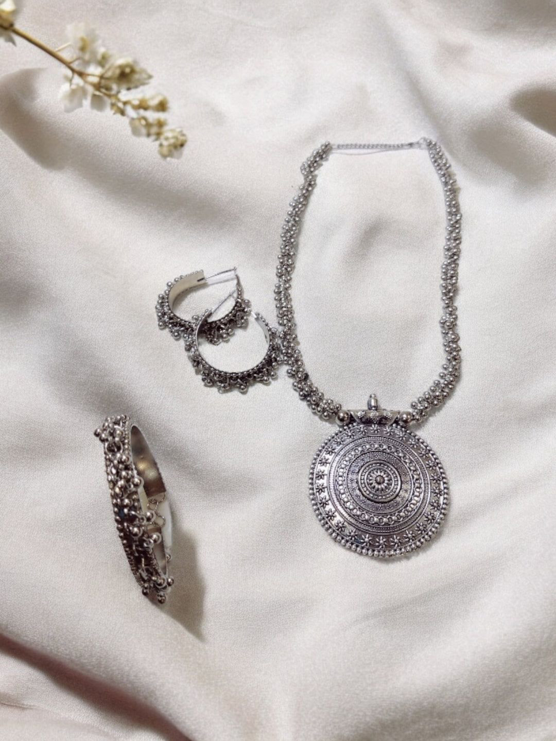 

Niska Silver-Plated Jewellery Set
