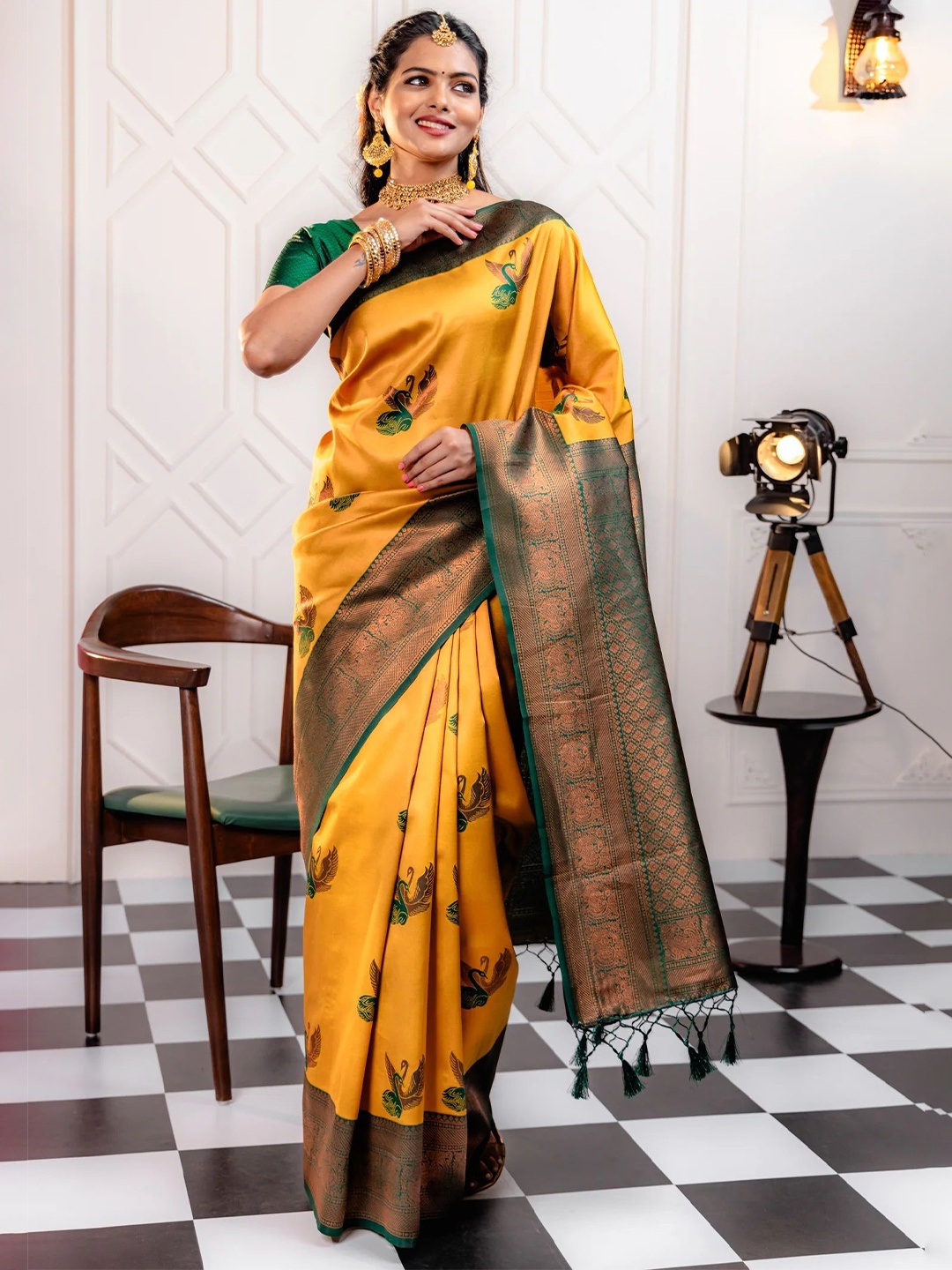 

Lyunica Woven Design Zari Linen Blend Kanjeevaram Saree, Yellow