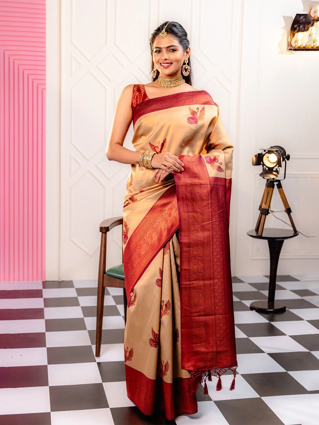 

Lyunica Zari Linen Blend Kanjeevaram Saree, Maroon