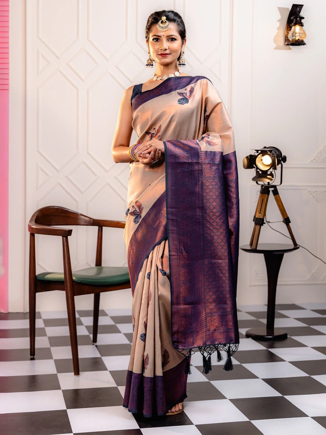 

Lyunica Woven Design Zari Linen Blend Kanjeevaram Saree, Grey
