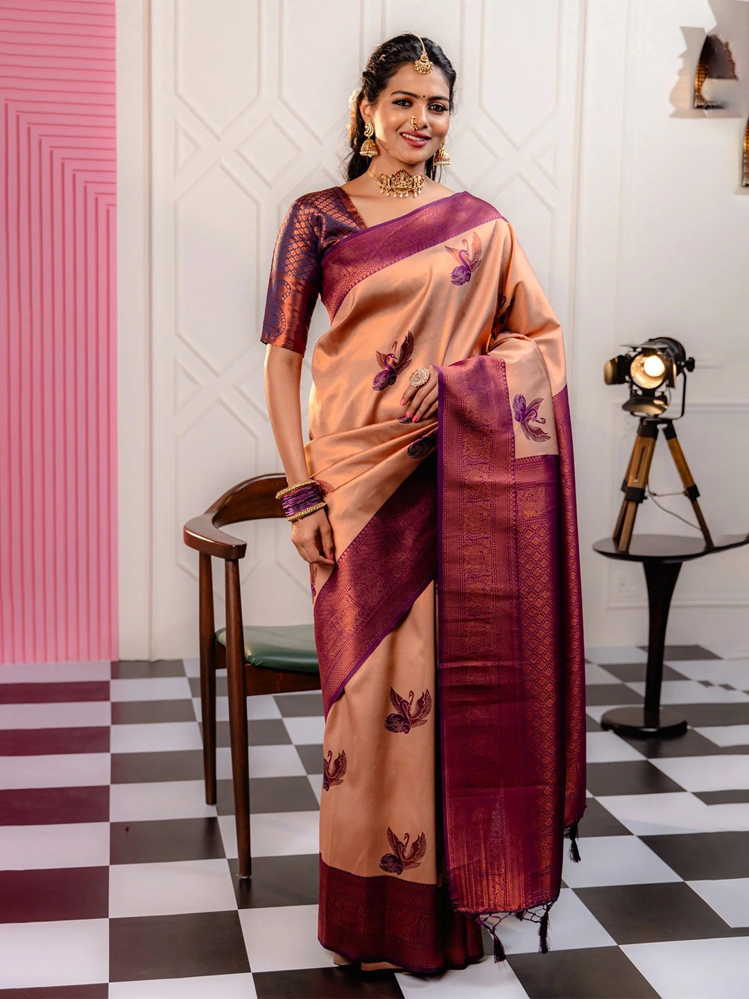

Lyunica Woven Design Zari Linen Blend Kanjeevaram Saree, Magenta