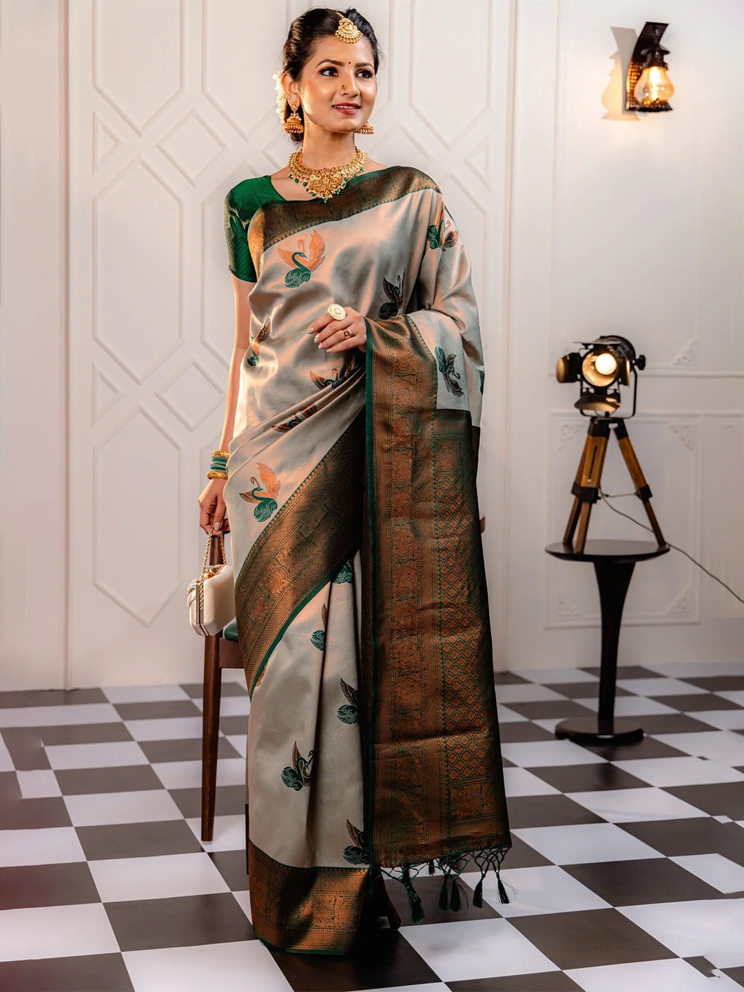 

Lyunica Woven Design Zari Linen Blend Kanjeevaram Saree, Cream