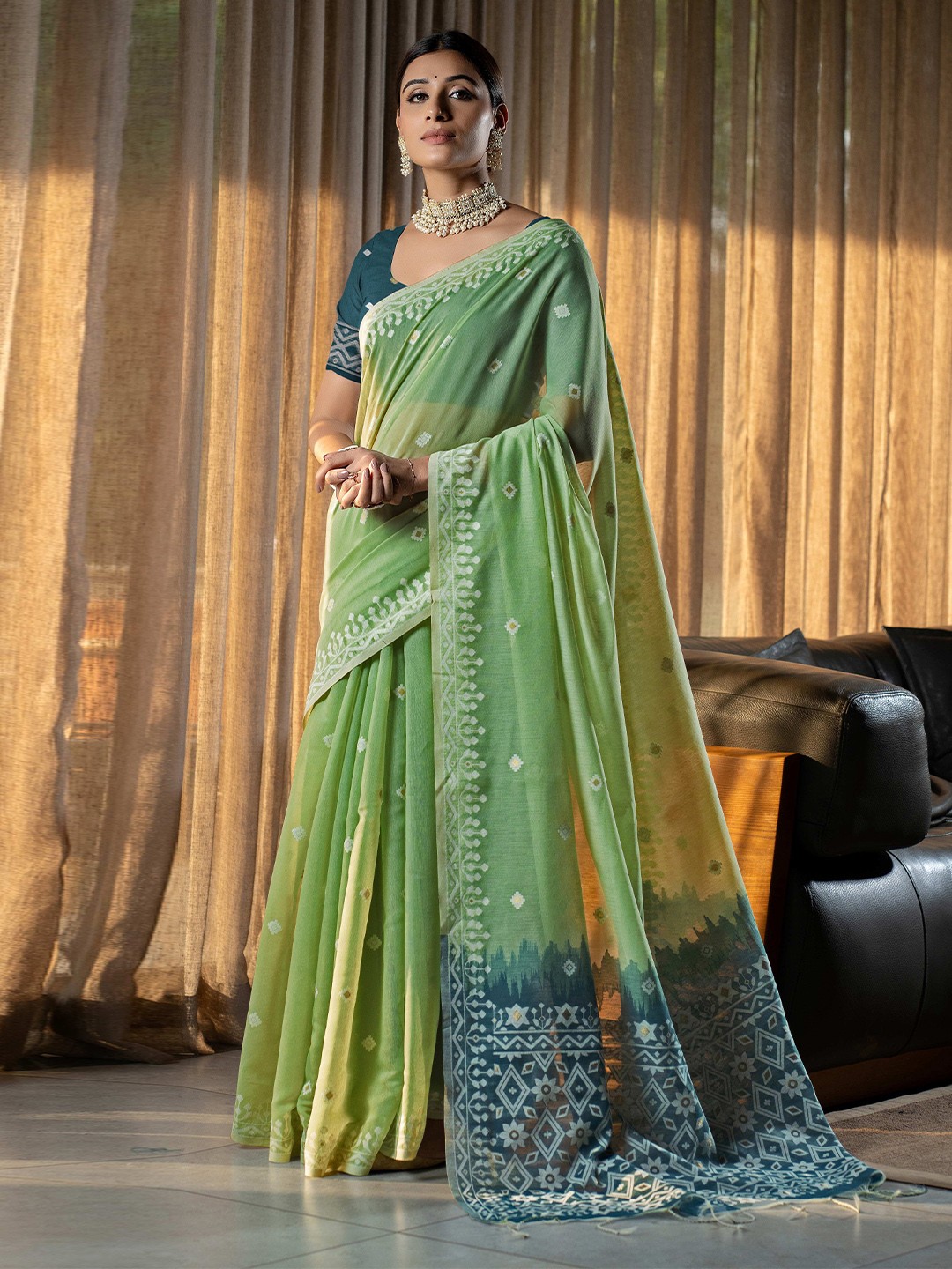 

HEER FASHION Woven Design Zari Jamdani Saree, Green