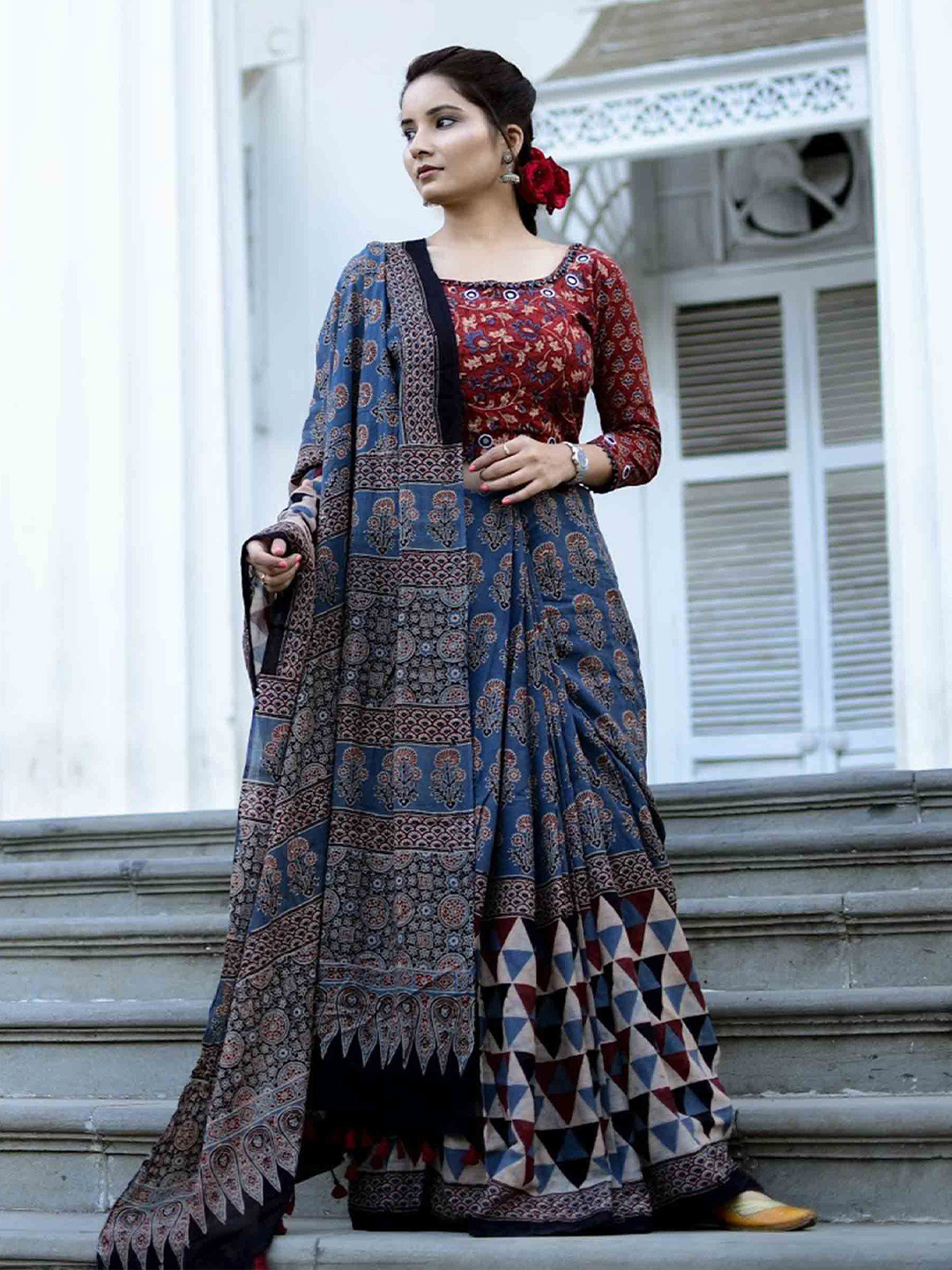 

Sundarii Floral Pure Cotton Block Print Saree, Navy blue