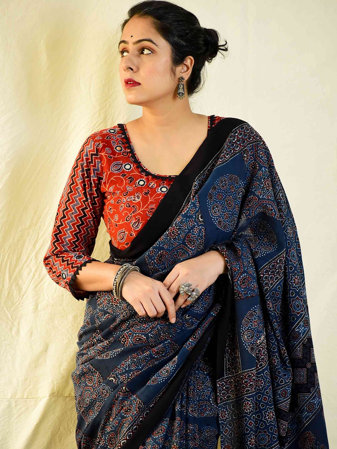

Sundarii Ethnic Motifs Pure Cotton Block Print Saree, Navy blue