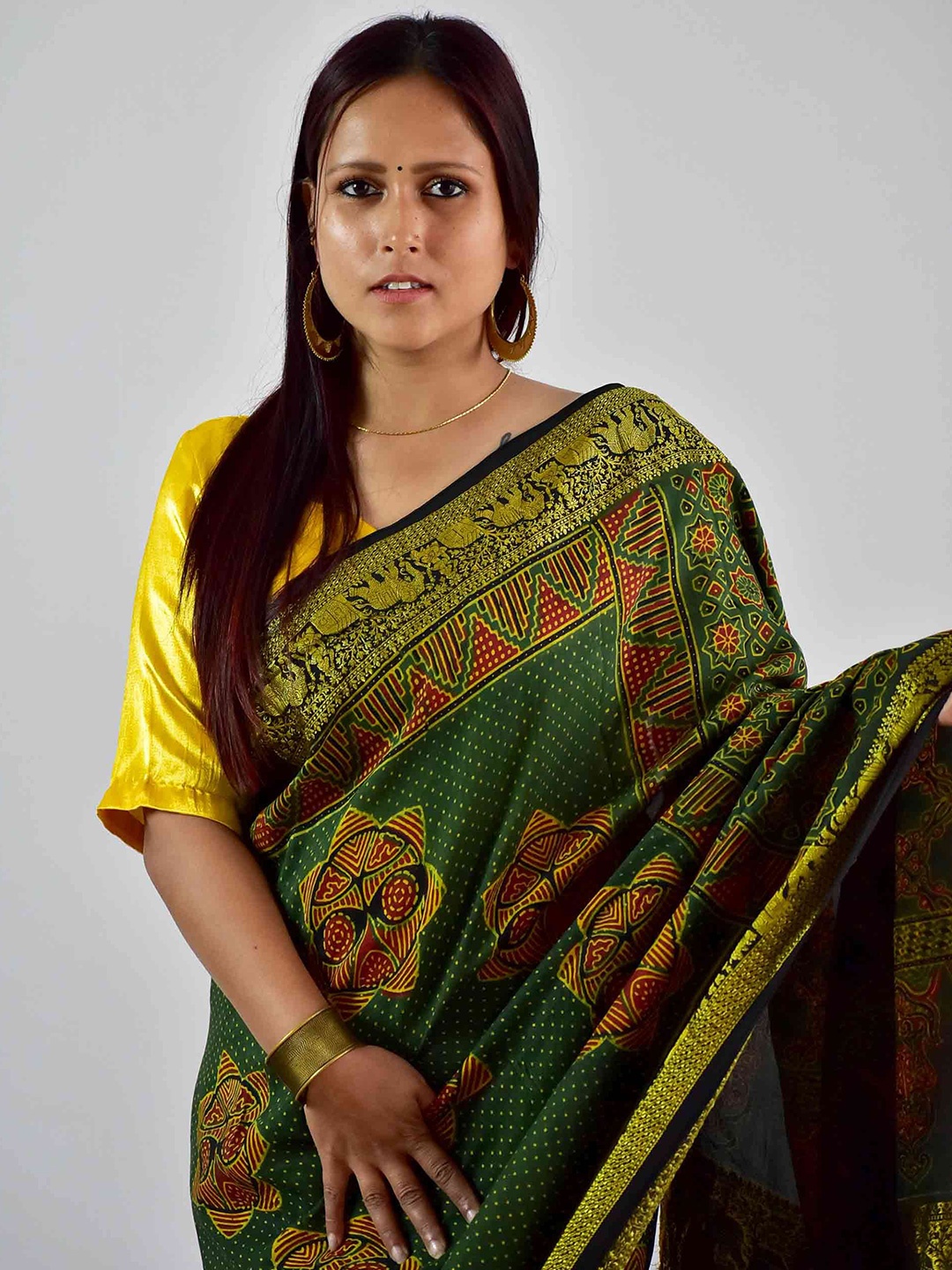 

Sundarii Woven Design Silk Blend Block Print Saree, Green