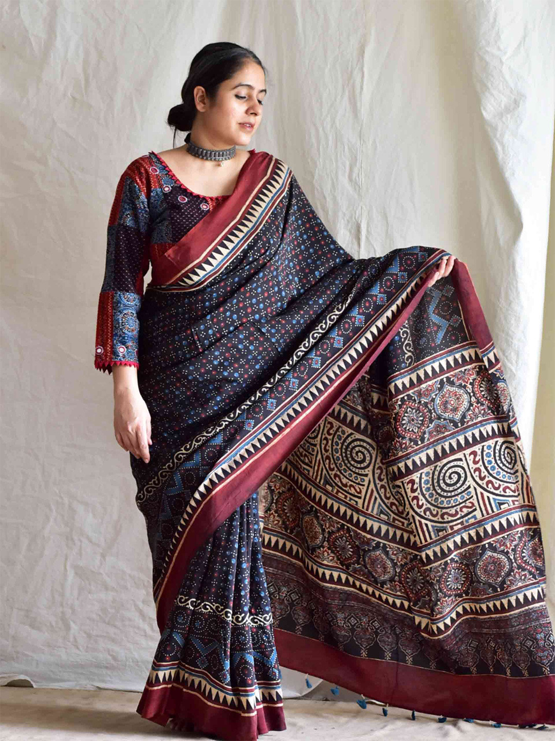 

Sundarii Silk Blend Block Print Saree, Black