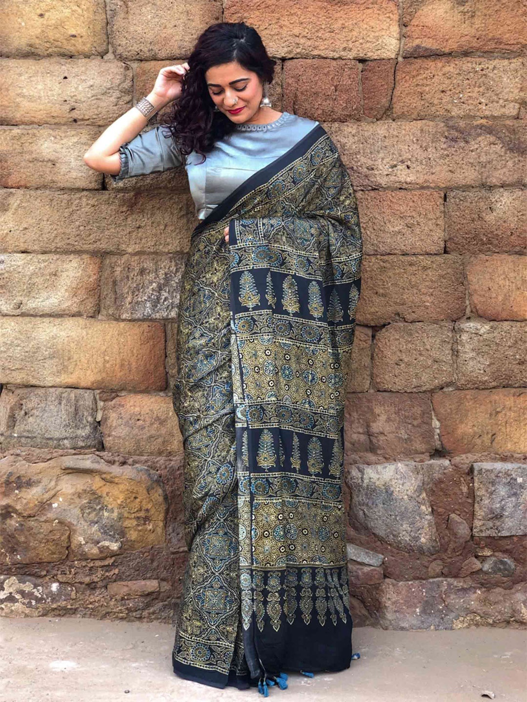 

Sundarii Ethnic Motifs Silk Blend Block Print Saree, Black