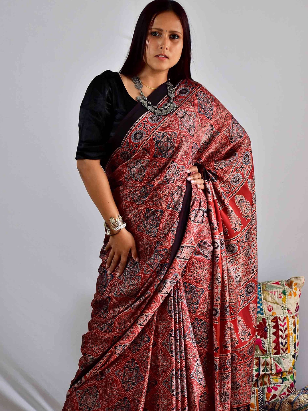 

Sundarii Ethnic Motifs Silk Blend Block Print Saree, Maroon