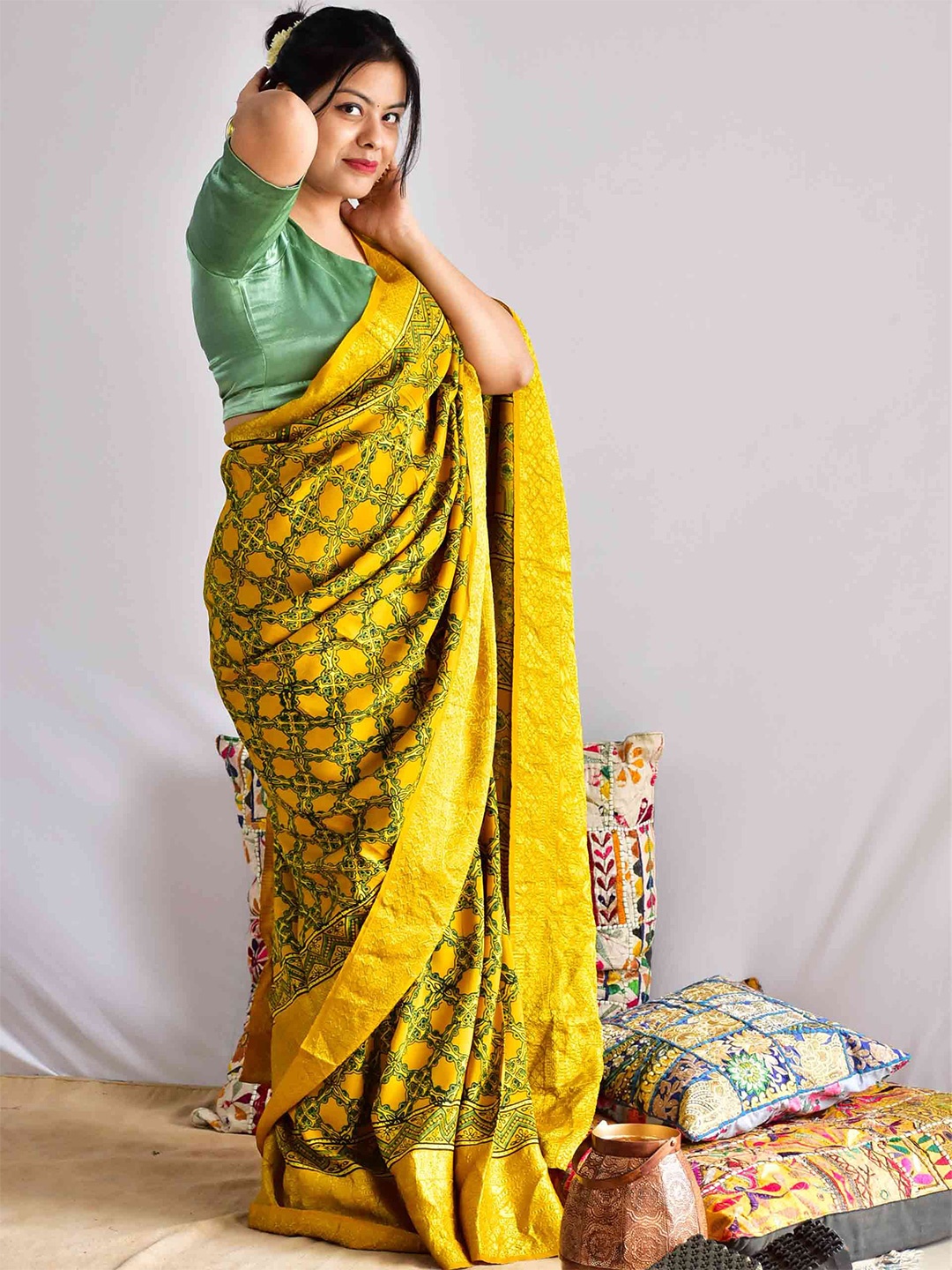 

Sundarii Ethnic Motifs Zari Silk Blend Block Print Saree, Yellow
