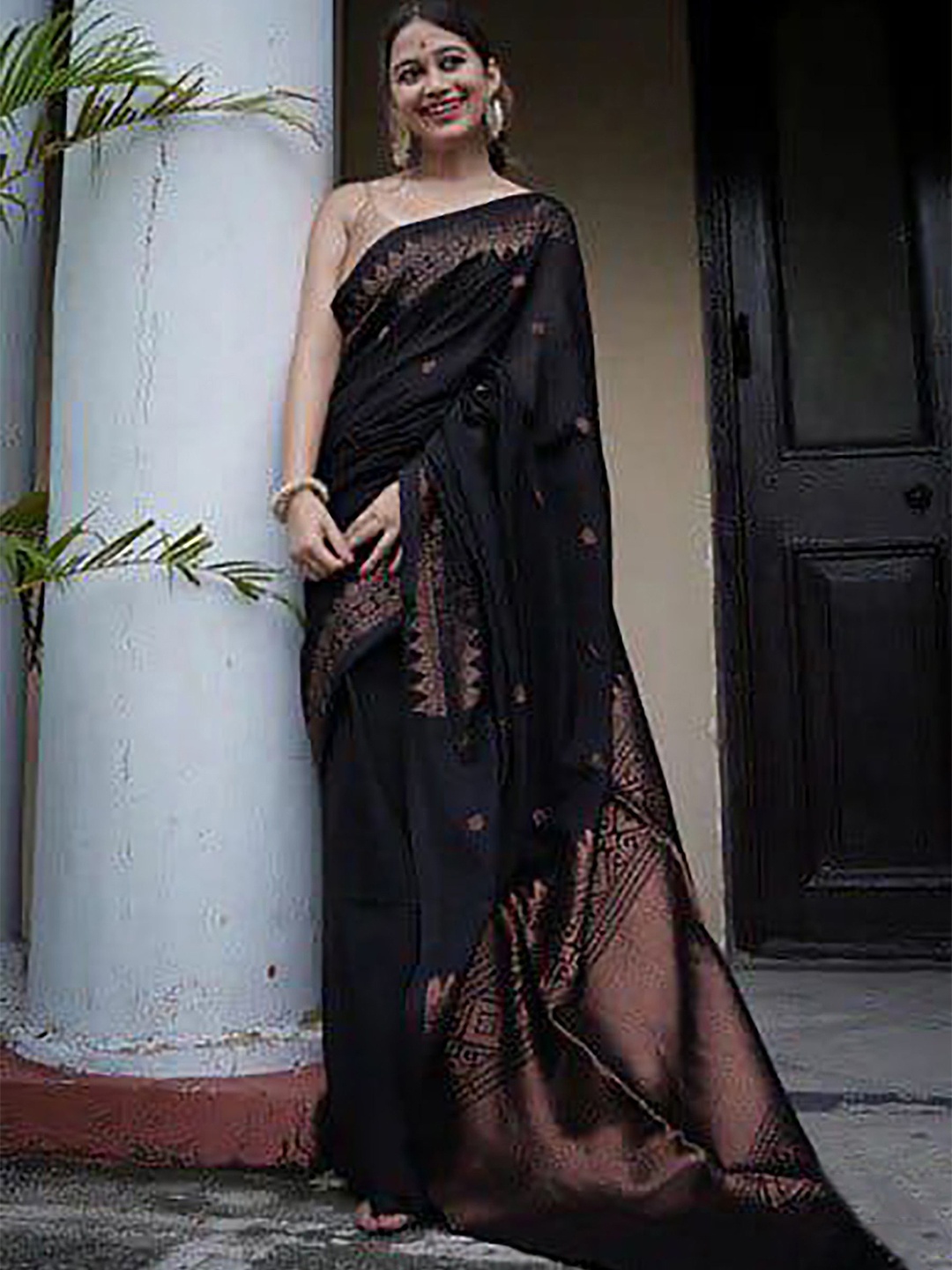 

BerMondsey Woven Design Zari Silk Blend Banarasi Saree, Black