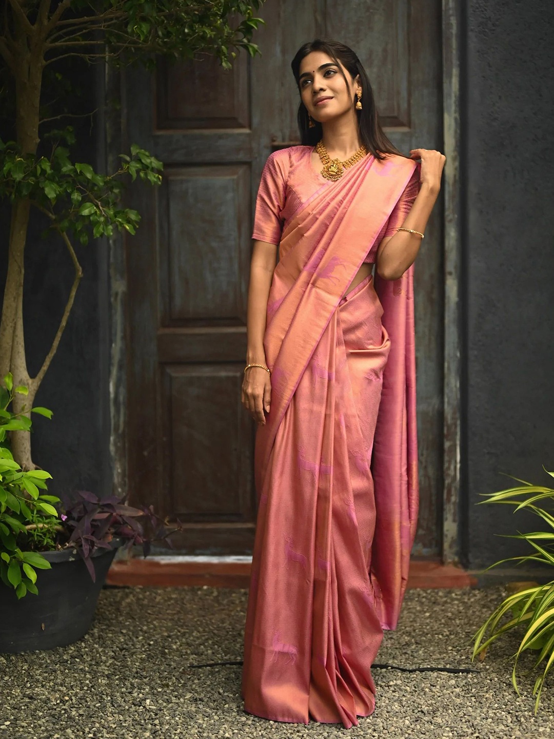 

BerMondsey Ethnic Motifs Zari Silk Blend Banarasi Saree, Peach