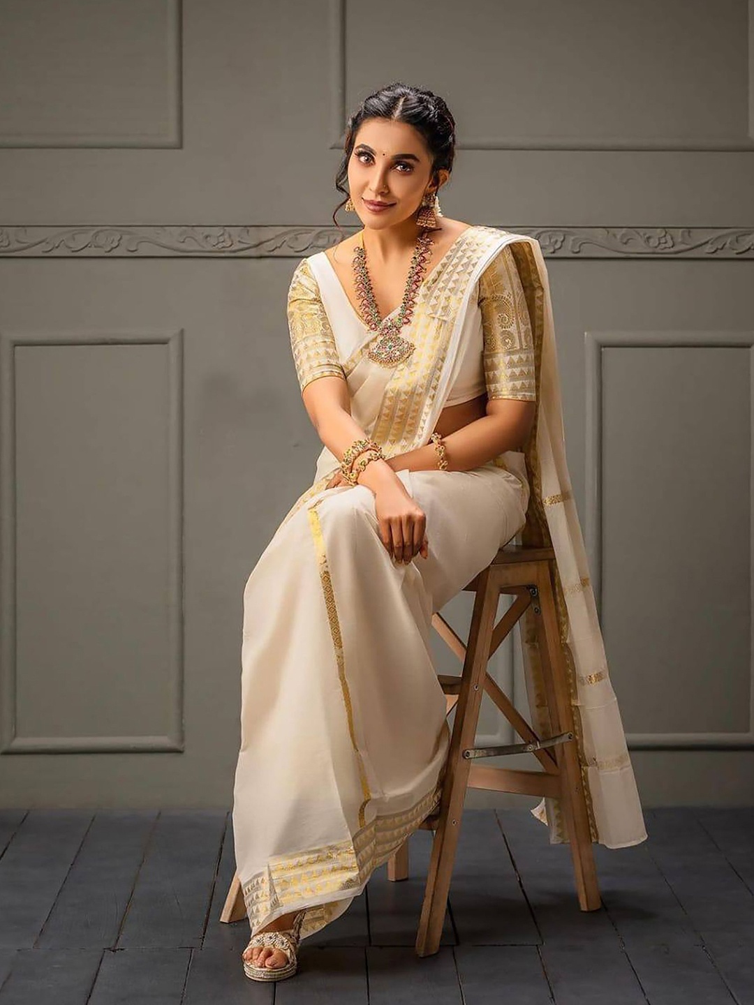 

BerMondsey Zari Silk Blend Banarasi Saree, Beige