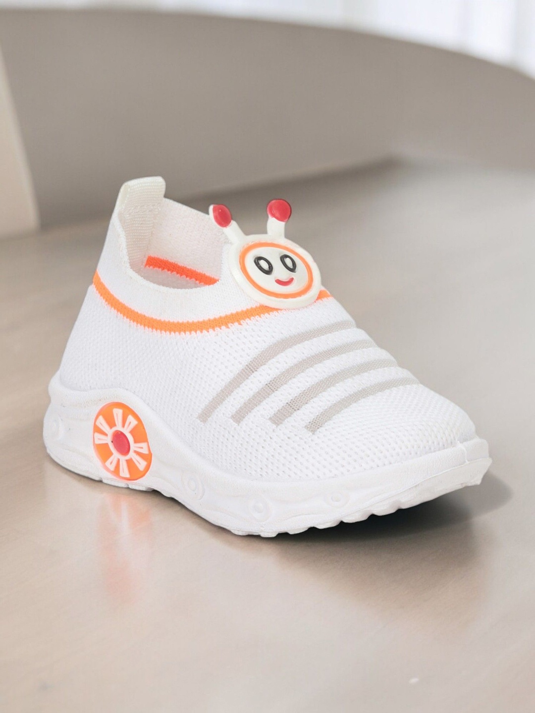 

Lil Lollipop Kids Round Toe Musical Chu Chu Sneakers, White