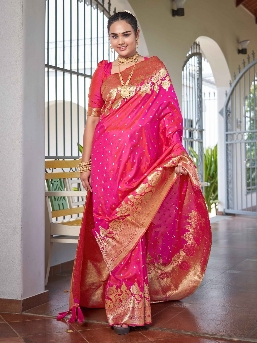 

MANOHARI Woven Design Zari Banarasi Saree, Pink