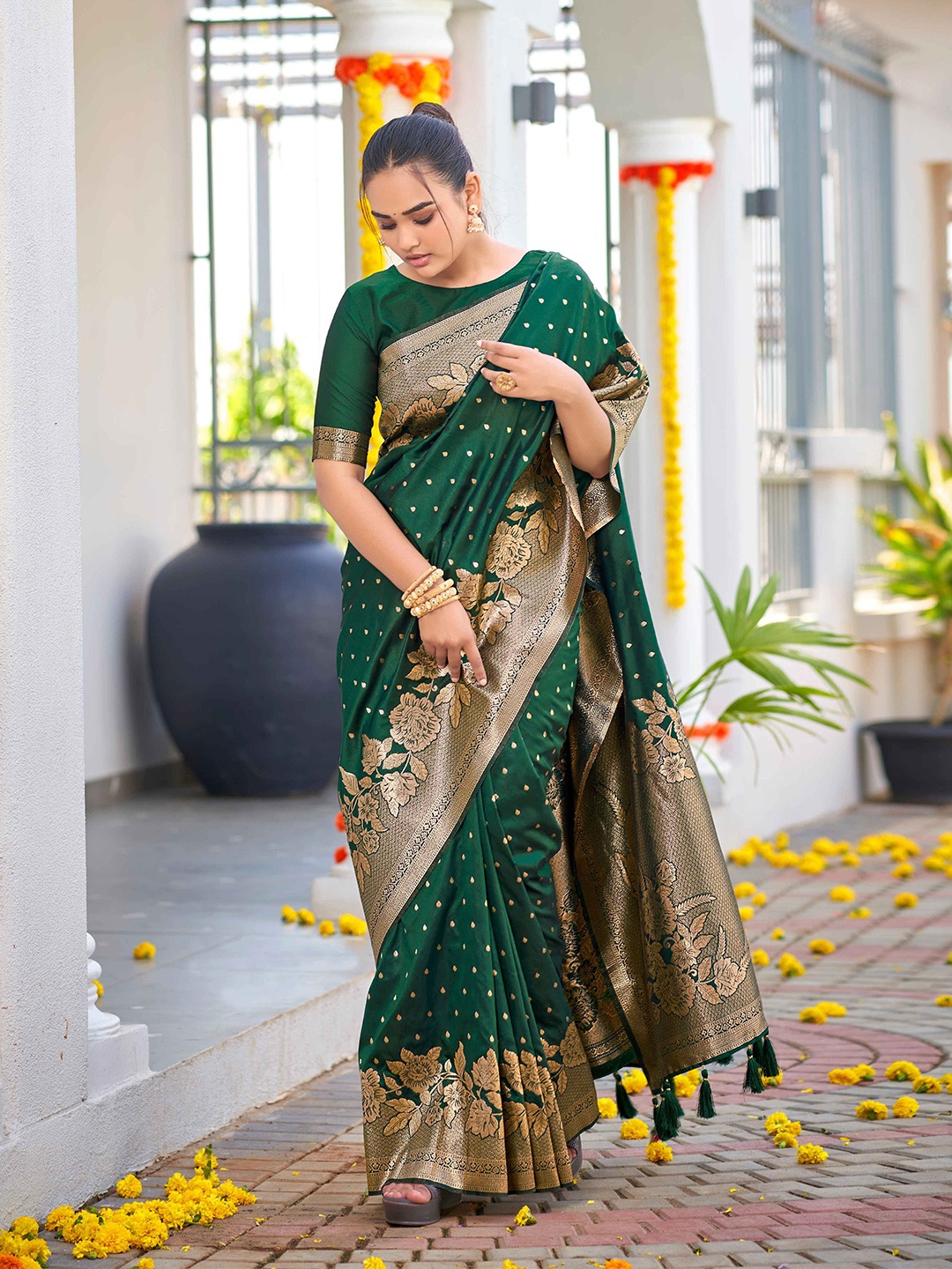 

MANOHARI Woven Design Zari Banarasi Saree, Green
