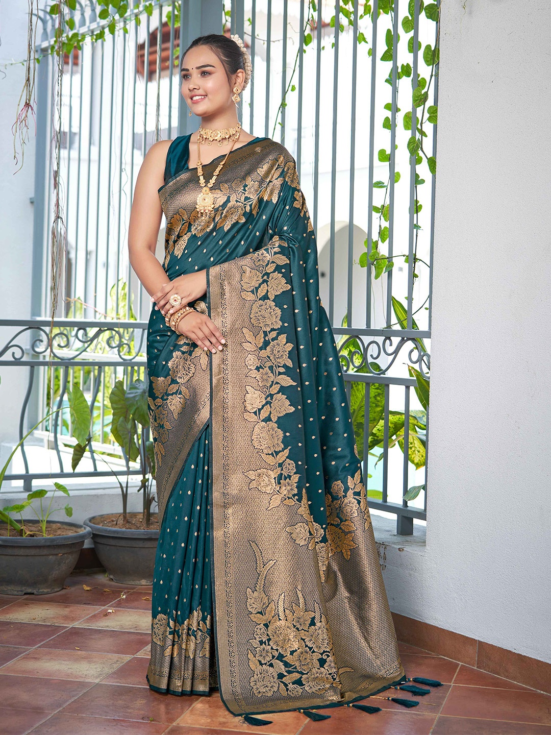 

MANOHARI Woven Design Zari Banarasi Saree, Green